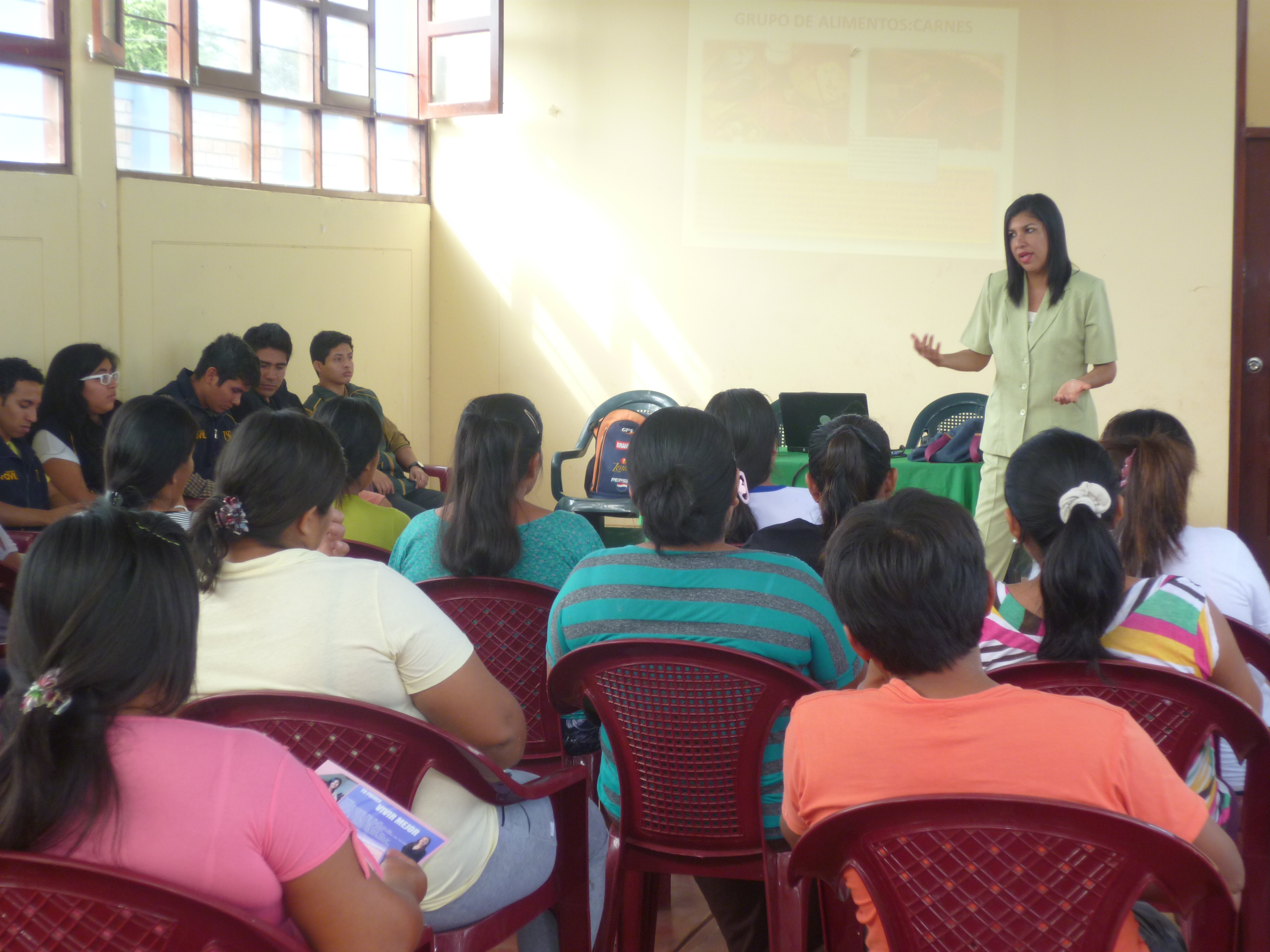 NUTRICE BRINDA CHARLA A PADRES DE FAMILIA EN EL DISTRITO DE MOCHUMI,JUNIO 2015.