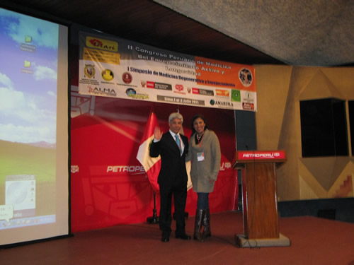 Licenciada Cecilia Ferré con el prestigioso     Dr Luis Liu       ponente del taller Determinación de la edad biológica con parámetros biofísicos y bioquímicos como parte del Segundo Congreso de Medicina Antienvejecimiento activo y longevidad. Julio 2011 - Lima