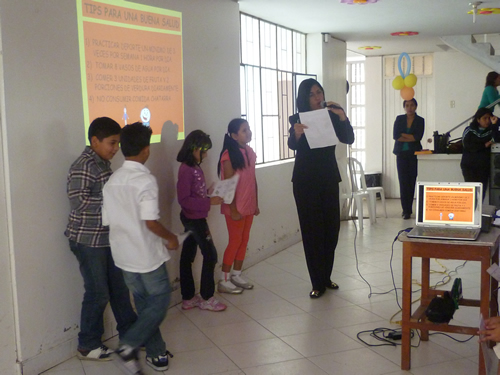 Dictando Charla-Taller Sobre la Piramide Nutricional en el Colegio Maria Villaney ,Setiembre 2012